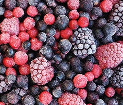 Gefrorene Früchte und Beeren verpacken